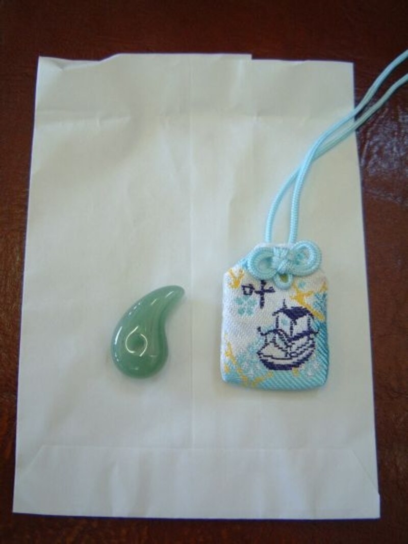 西叶神社の勾玉と東叶神社のお守り袋による縁結びのお守り