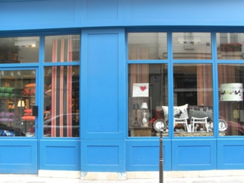 ブルーの建物が印象的「LES FEES（レ・フェ）」