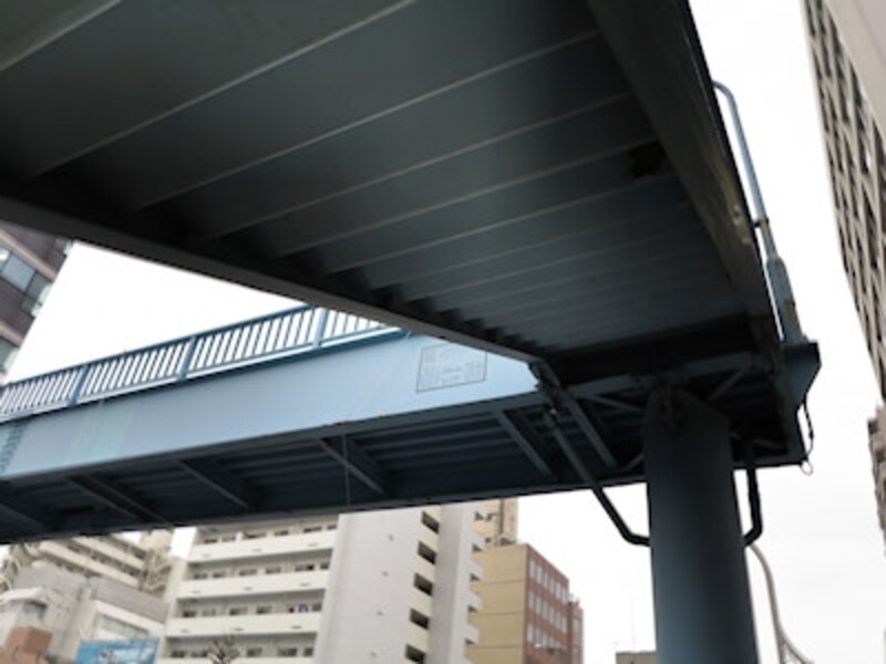 ハイダイナミックレンジundefinedF2.8 1/80秒 ISO100undefined焦点距離15.1mm(28mm相当) 「歩道橋」undefined近頃、歩道橋がドンドン減っている気がする。クリエイティブフィルターの「ハイダイナミックレンジ」モードで3枚連続連写画像を合成。暗い階段下のディテールをしっかり出してみた