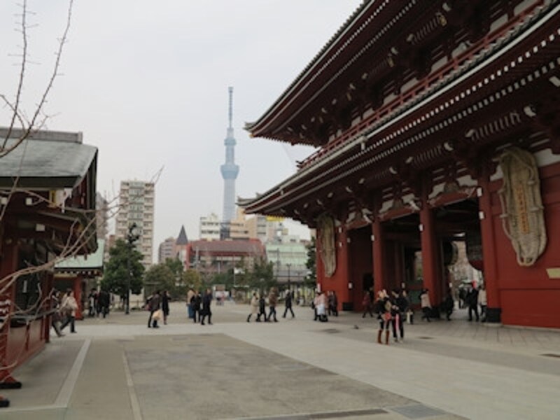 こだわりオートundefinedF5.6 1/50秒 ISO200undefined焦点距離15.1mm(28mm相当)undefined「浅草寺の境内」undefined新設計の光学4倍ズームレンズは35mm換算で28~112mm相当をカバー。さらにデジタルルテレコンで2倍、デジタルセーフティズームで最大4倍まで画素数をキープしたままズームアップできる