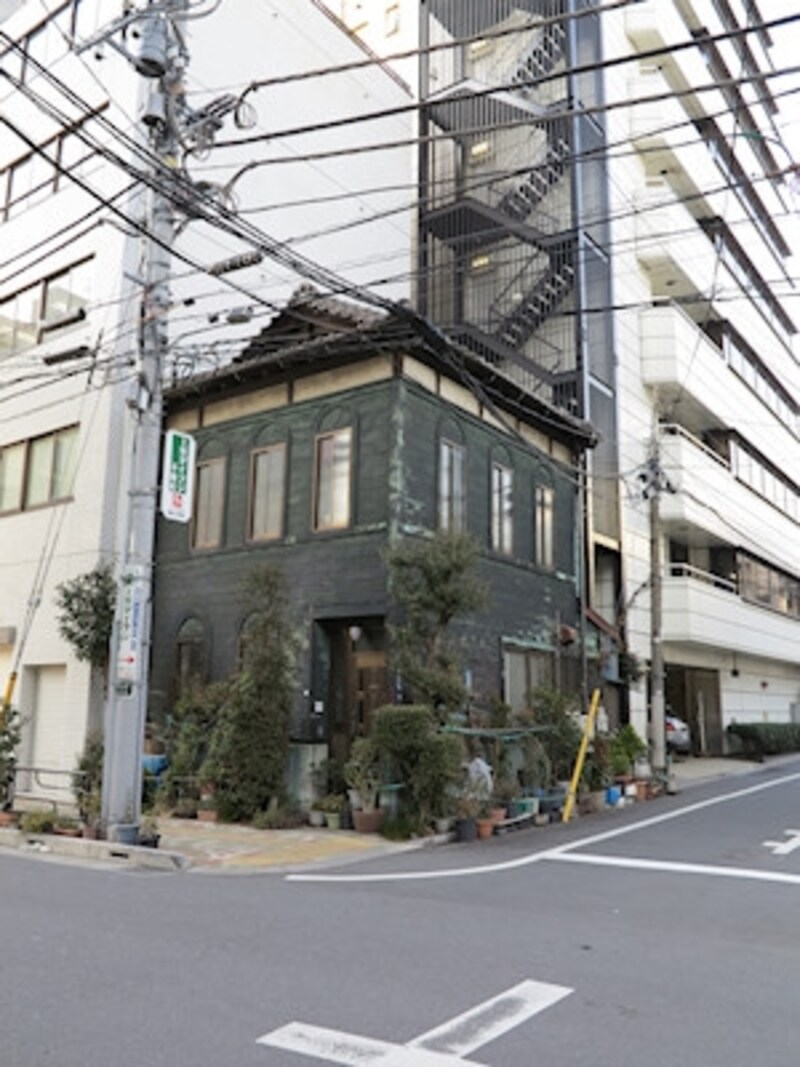 こだわりオートundefinedF5.6 1/40秒 ISO200undefined焦点距離15.1mm(28mm相当) 「銅葺きの家屋」undefinedクリエイティブモードの「ノスタルジック」モードも4段階の効果をセレクトできる