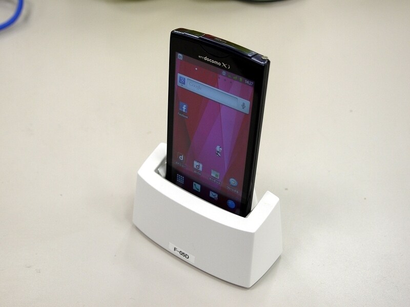 ケース装着しても利用できる専用クレードル