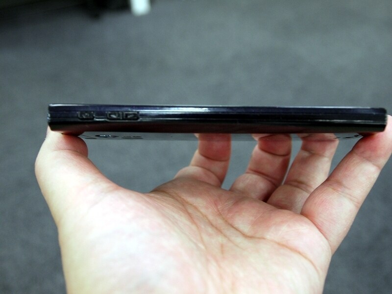 右側面undefined上部に電源ボタンがあるだけのシンプル