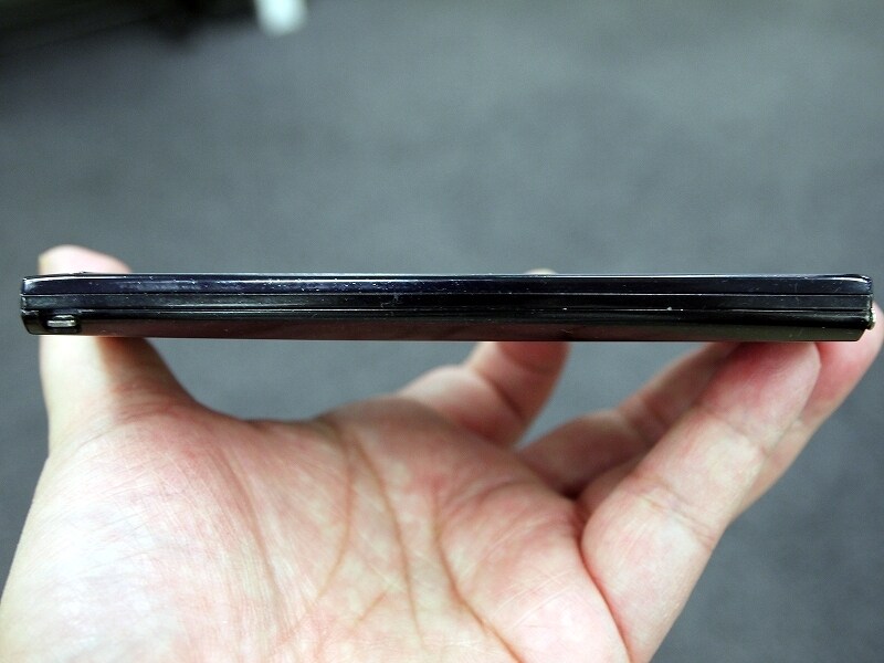 左側面undefined下部にストラップホールがある