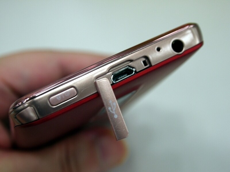 USB端子は上面に配置