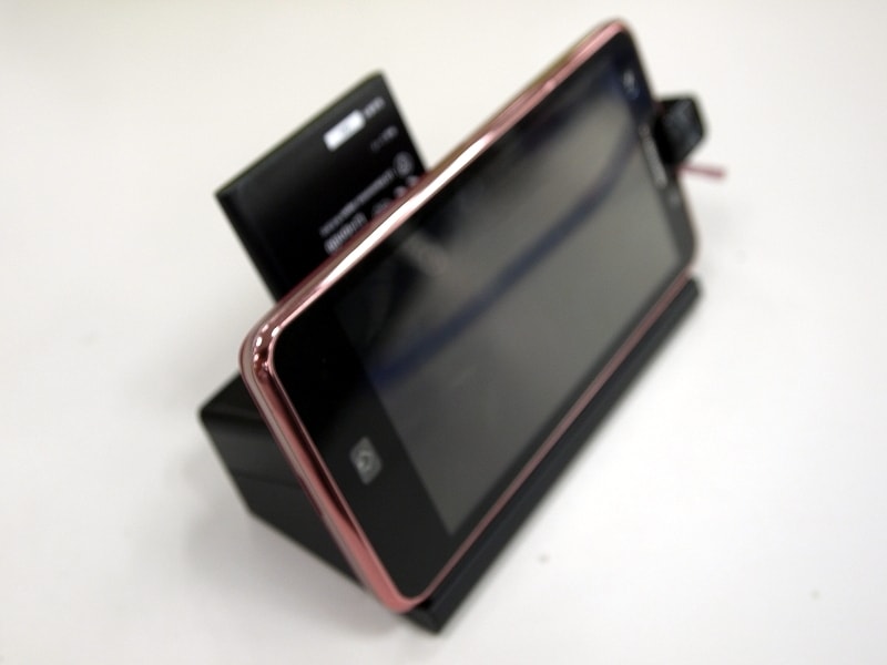 背面に予備バッテリを充電できるスロットが用意されている