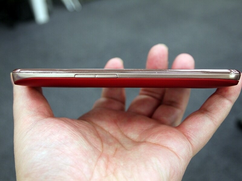 左側面undefinedシンプルで音量の上下ボタンがある