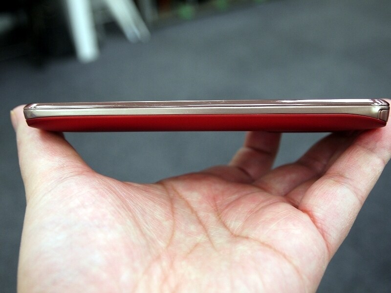 右側面はなにもないシンプルなデザインだ