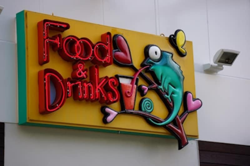 プログラムundefinedF5 1/160秒 ISO125undefinedE55-210mm F4.5-6.3(123mm相当)undefined「看板」undefinedネオン管で文字を光らせた看板。薄曇りでも赤色の微妙な違いを判別できる