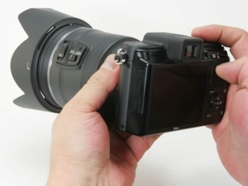 レンズを持ってボディに手を添えるという撮影スタイルがベスト！