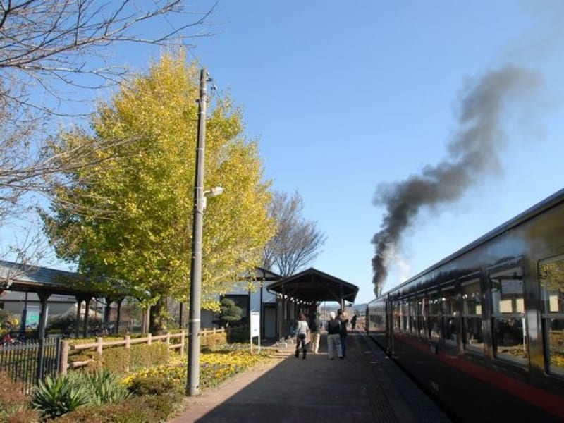 西田井で小休止するSL列車