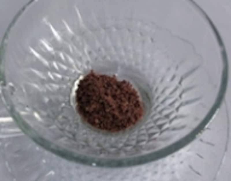 チョコは最後に振り掛けるだけでなく、紅茶やミルクとなじませるため、お好みの量をティーカップに入れておきます