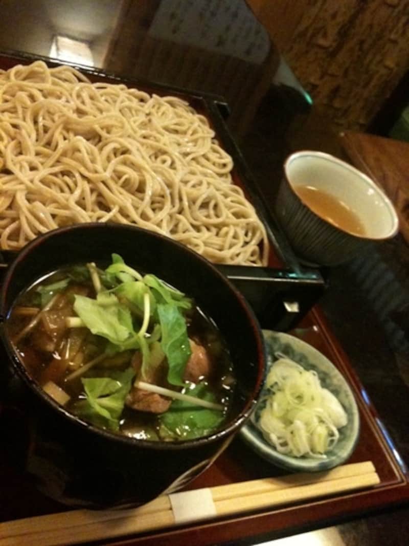 蕎麦店の定番、鴨せいろは1470円