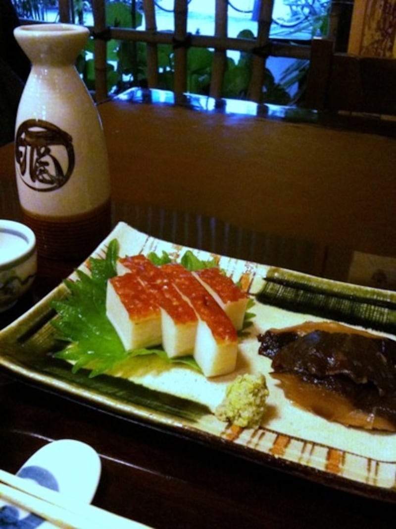 “蕎麦前”も豊富な同店。板わさにはシイタケも