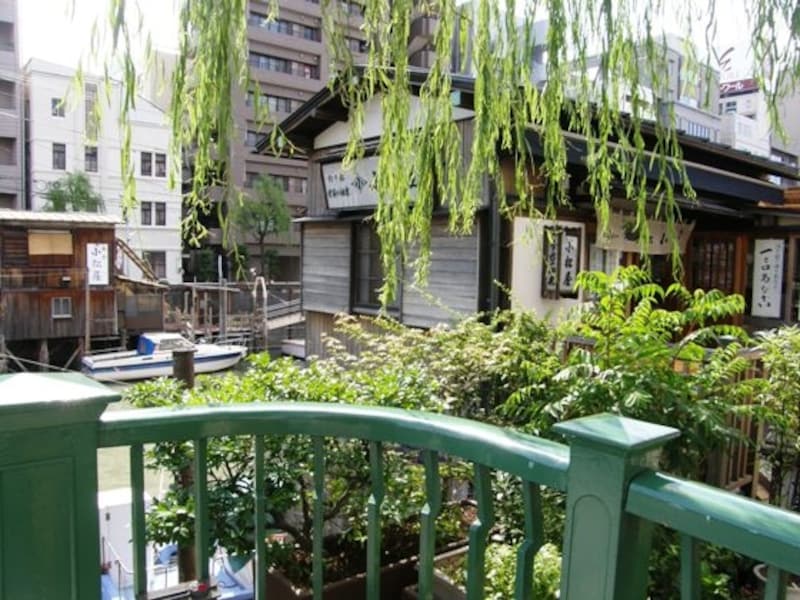 近くには船宿が残る情緒ある柳橋