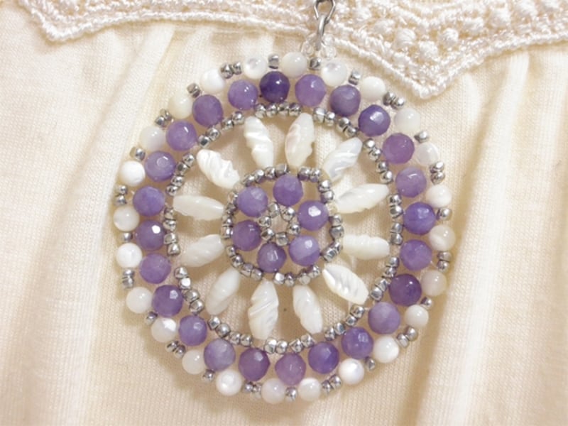 天然石ビーズのエンブレムペンダント