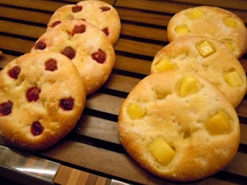 木いちご、マンゴーのブリオッシュ（各199円）