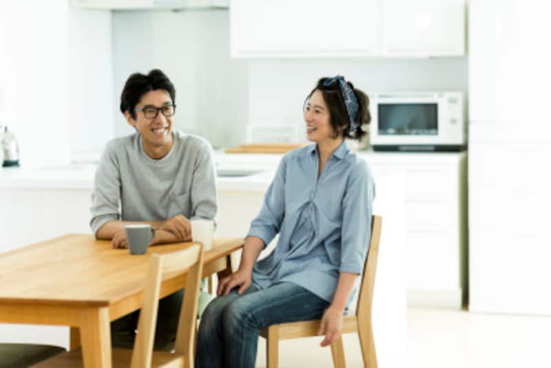 夫婦が生活をともにしないことで冷静な判断やスムーズな話し合いができることが「お試し別居」のメリットです