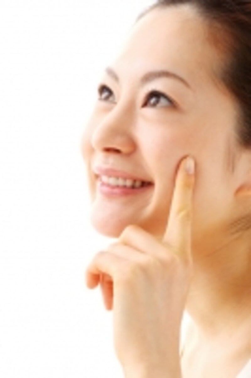 女性が肌を押さえる画像