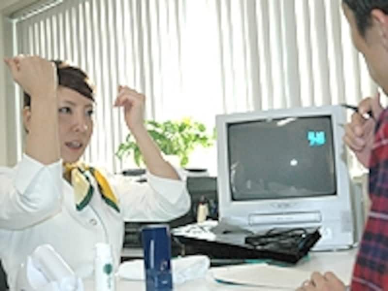 技術終了後のカウンセリング。オリジナルシャンプーと発毛剤（テーブル中央左）も無料でいただける