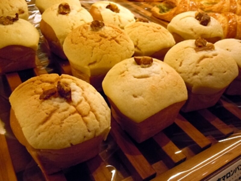 渋皮マロンパン(231円)チョコ生地の中に栗餡。