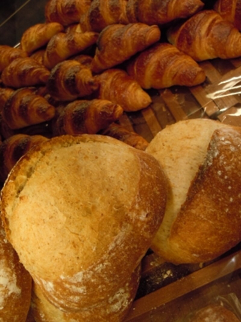 カンパーニュ（357円）、発酵バターのクロワッサン（189円）