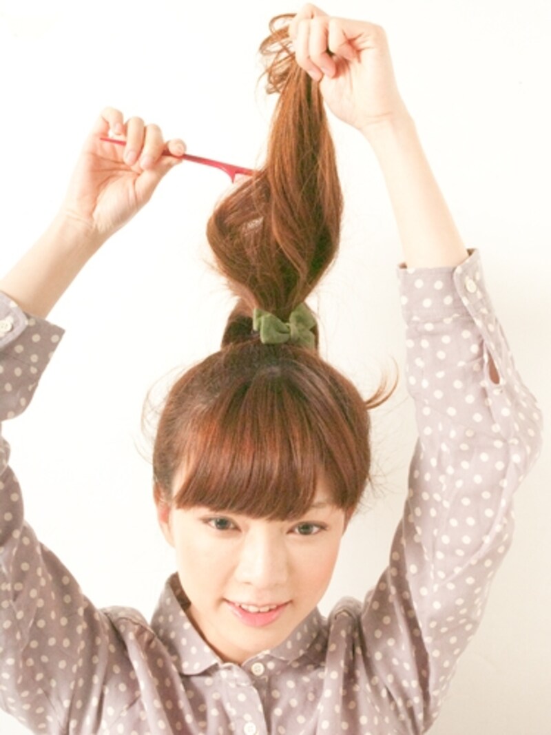 毛先をピンとひっぱりながら