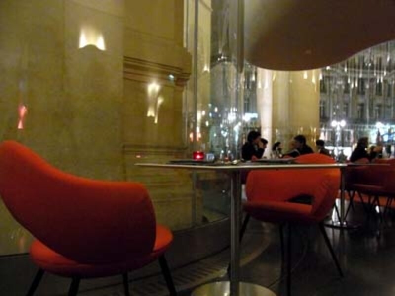 1階のレストラン内部