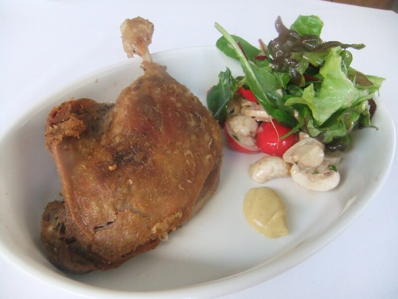 「コンフィundefinedプレート」￥1,360（パン、サラダ、ドリンク付き）