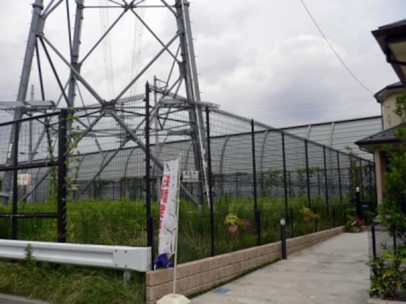 敷地近くの「鉄塔、送電線、高圧線」 [不動産売買の法律・制度] All About