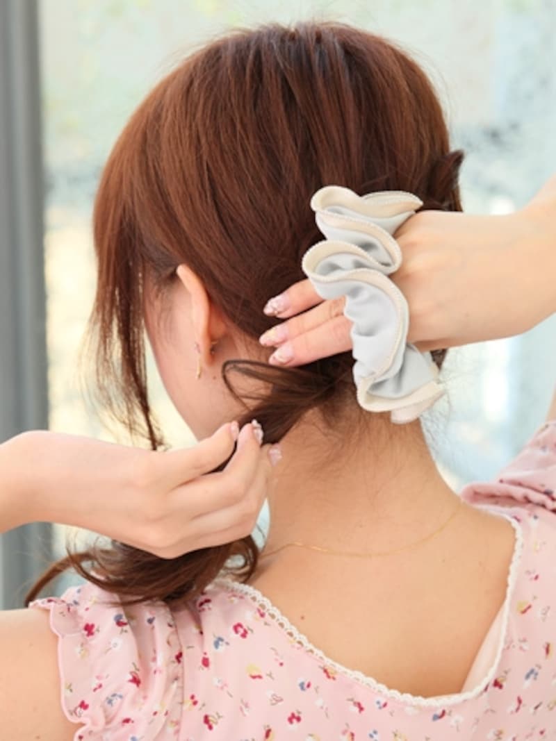 華やかなシュシュで顔周りを明るく