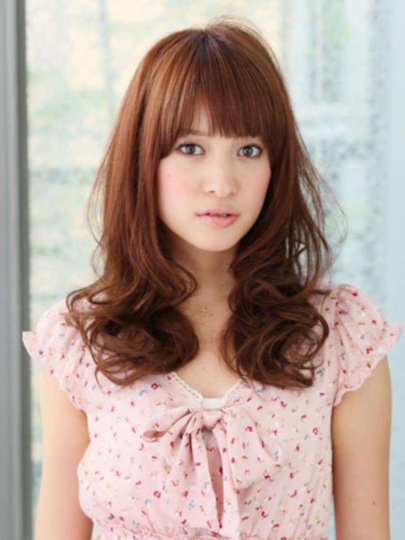 華やかカールが弾むゴージャスロング