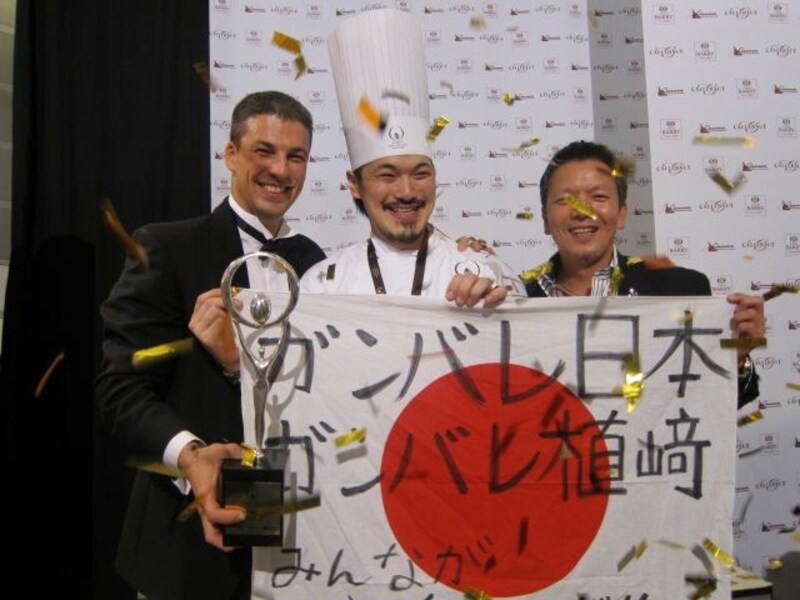 「ワールド チョコレート マスターズ 2011」表彰式にて植崎シェフと小齊俊史シェフ(右)