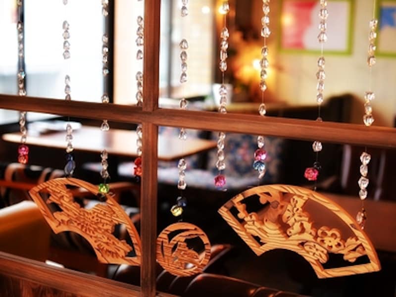 古い建具に、大粒のビーズの透明な光。