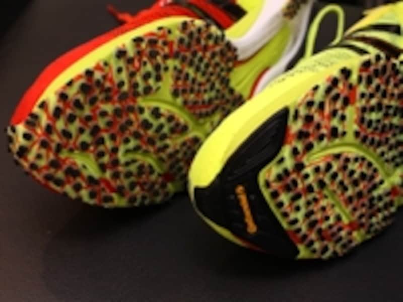 「SEN」（左）と爪先がラバーで覆われている「REN」