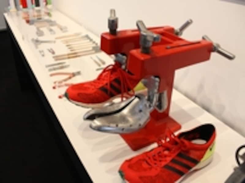 シューズの製造工程などの展示が