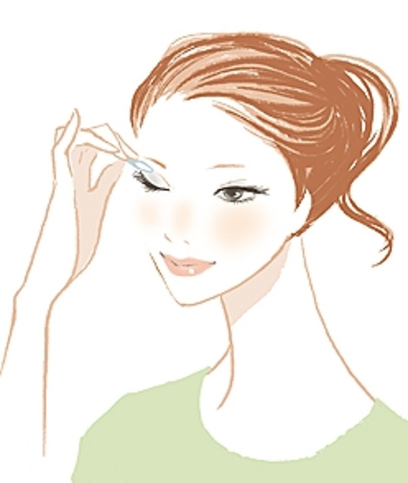 アイシャドーがまぶたでヨレるのを防ぐには?