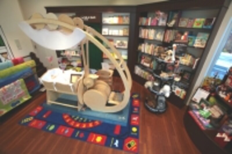 オルゴールが連動した、本物のゆりかごも展示中!