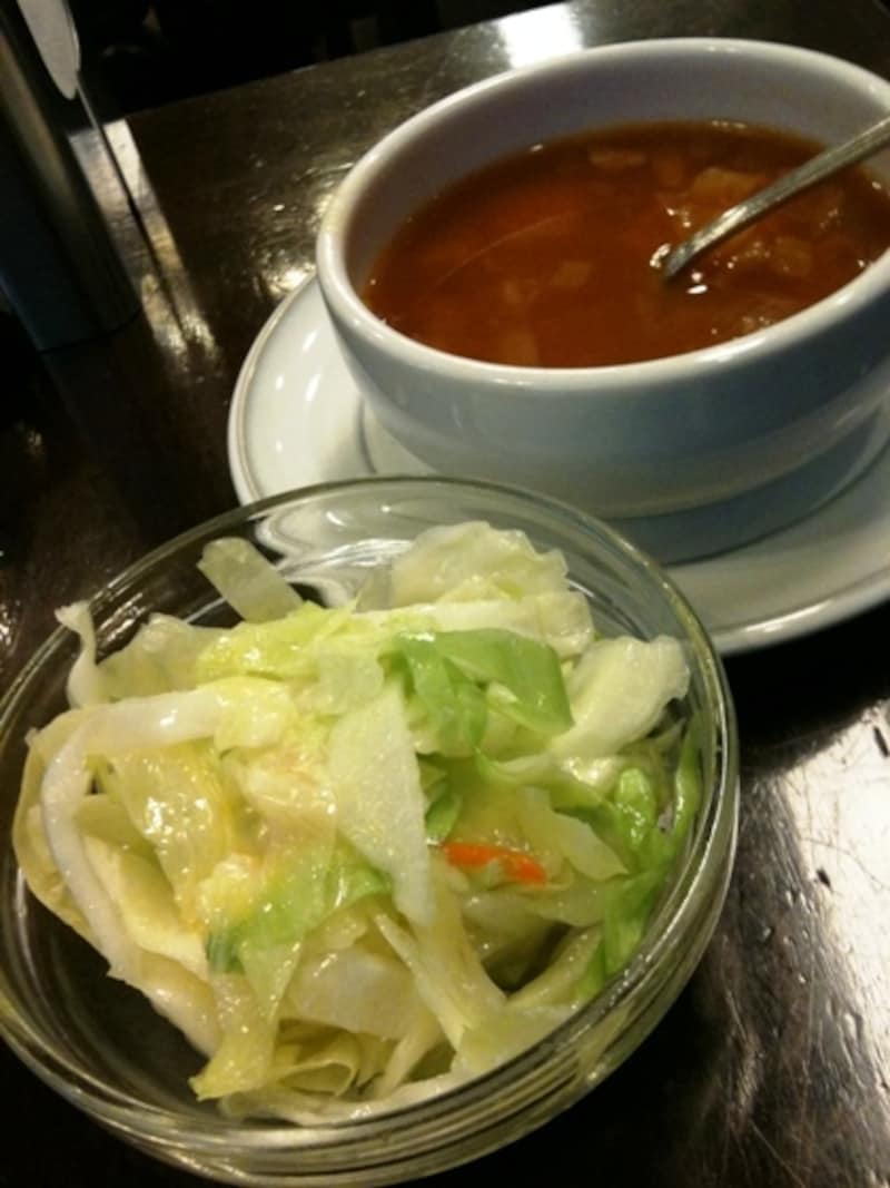 いずれも50円のコールスローとボルシチ