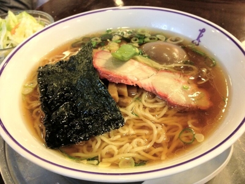 バターラーメンや味噌ラーメンなどラーメンには数種類のメニューが。煮玉子のトッピングも可