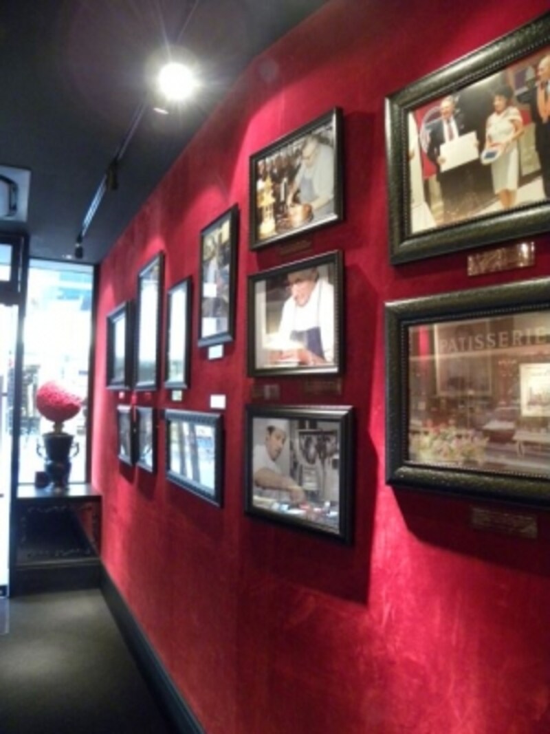 銀座「イルサンジェー」店内には、本店の様子を伝える写真や多くのディプロマ（証明書）が飾られている