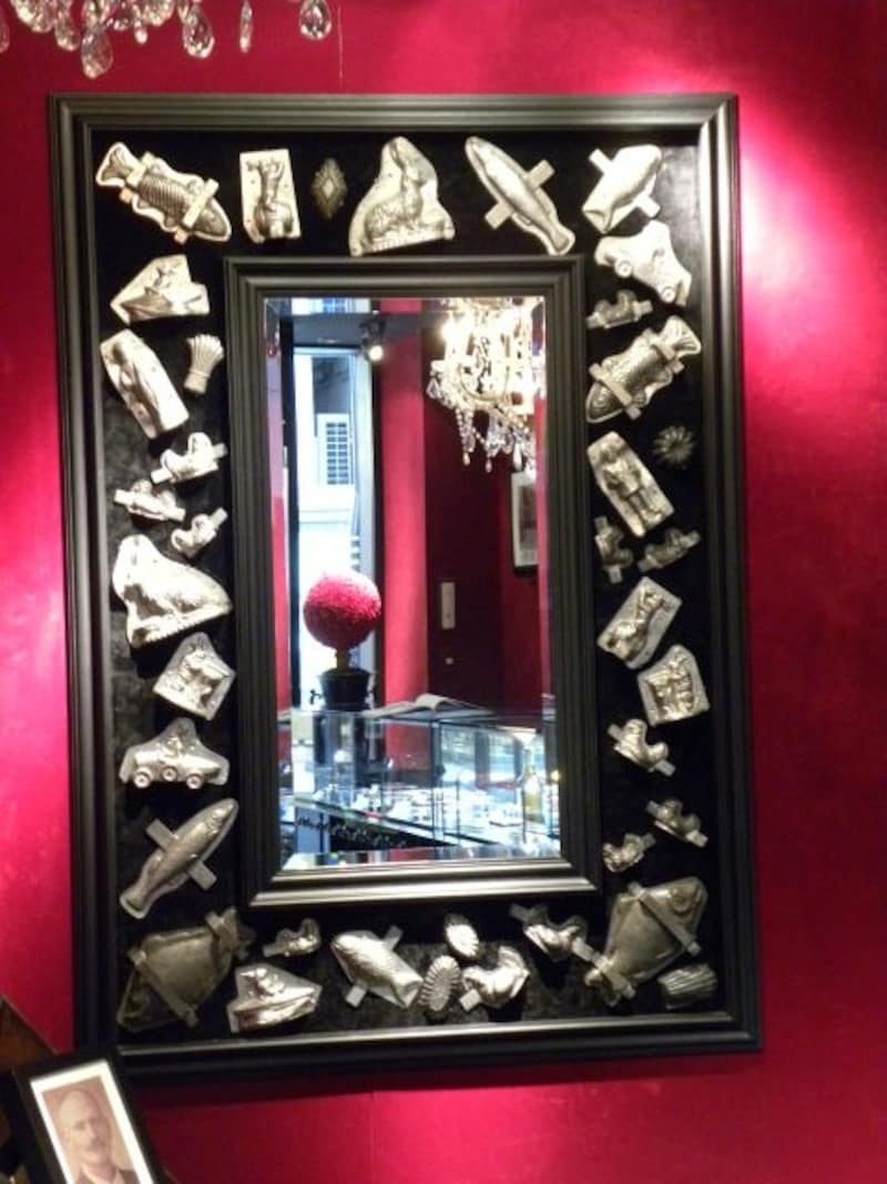 店内には本店で使われてきた古いショコラの金型、木型なども装飾されている