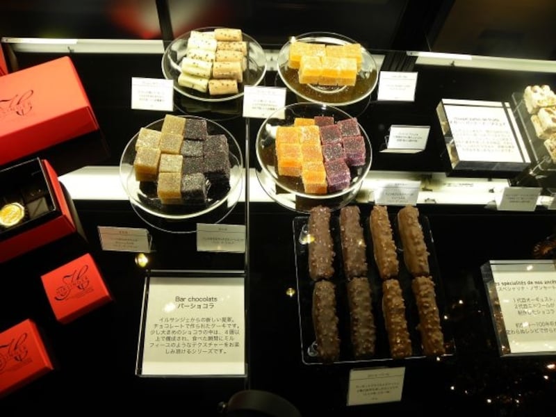 「イルサンジェー」のショーケースには、ヌガーやパート・ド・フリュイ、「ブション」と呼ばれるコンフィズリーなども並ぶ