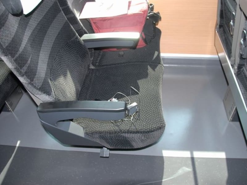 通路側座席用電源