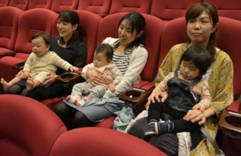 赤ちゃんと一緒に映画館 子供連れに優しい託児や保育士付シアター 子供と遊ぶ All About 赤ちゃんと一緒に映画館 子供連れに優しい託児や保育士付シアター 子供と遊ぶ All About