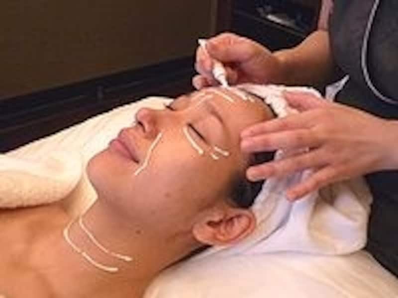 シワの上にクリーム