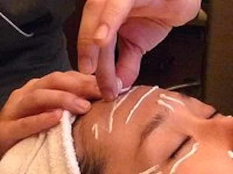 シワをつまんでマッサージ