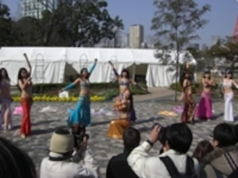 ベリーダンスにカメラが取り巻く