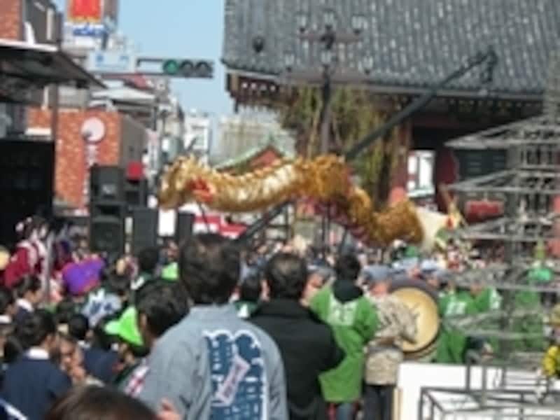 雷門前では金龍の舞