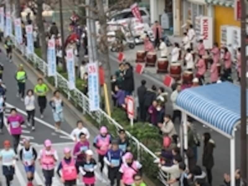 離れているからランナーに届く音も小さい